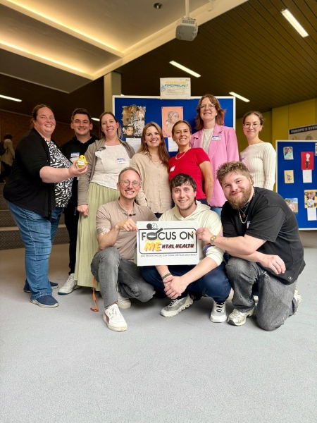 Bauen Vorurteile ab und machen konkrete Hilfsangebote sichtbar: die Schulsozialarbeiterinnen und Schulsozialarbeiter sowie Trainees des Kreises Paderborn Tim Burkamp, Sebastian Krüger, Bastian Bühler (vordere Reihe, v.l.), Verena Fromme, Lukas Füchtjohann (Trainee), Isabelle Willske, Janine Martens, Tatjana Lehmler, Kirsten Erkmann, Delia Balzer (Trainee) (hintere Reihe, v.l.). © Michaela Heidenreich, Ludwig-Erhard-Berufskolleg Paderborn